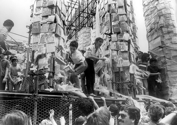 Art-Tour-in-Buenos-Aires-Marta-Minujin's-Parthenon-of-books-1983-hooking-off-book