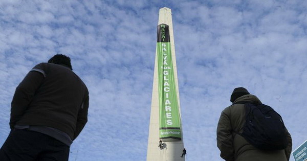 private-tours-in-buenos-aires-greenpeace-at-the-obelisk