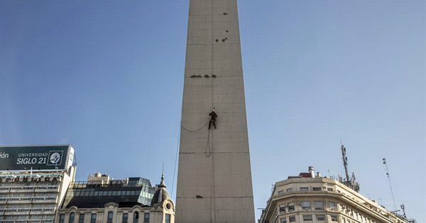 private-tours-in-buenos-aires-hydrowashing-the-obelisk