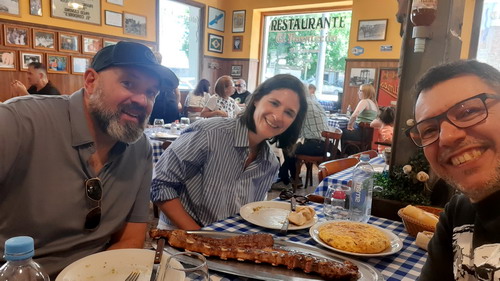 Private tour Buenos Aires, my services for you, Happy friends enjoying Argentinean beef 