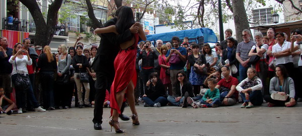 street-tango-dancers-in-a-private-tango-tour-in-buenos-aires