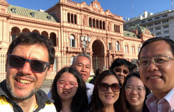 Private tour guide Buenos Aires Pablo Piera with happy Customers at Casa Rosada Pink House