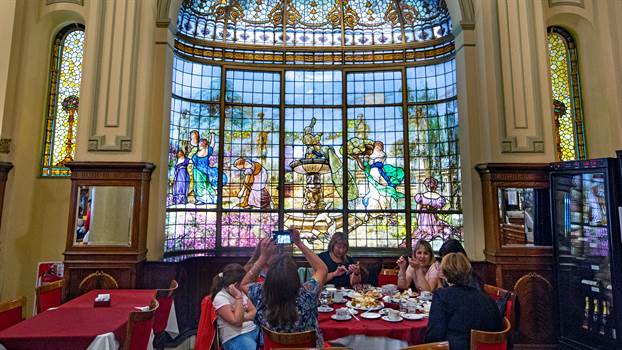 confiteria-las-violetas-private-tour-in-buenos-aires-customers-taking-pictures-of-the-stein-glasses