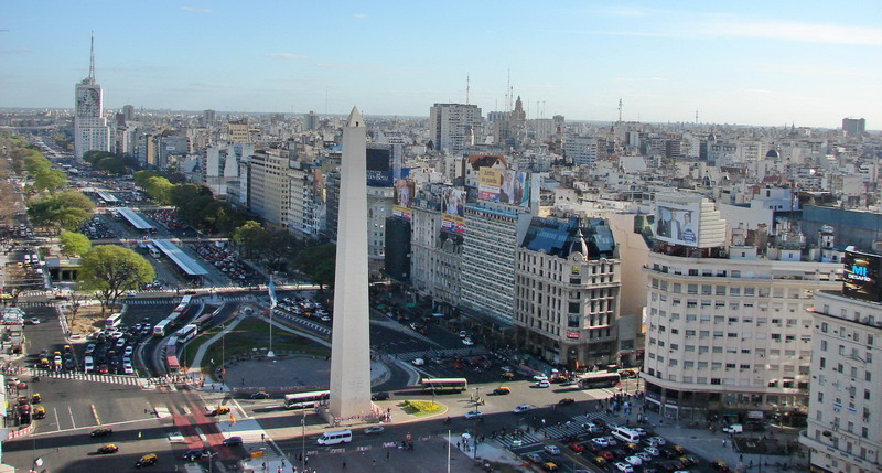 Private tour guide Buenos Aires view of the Obelisk with the Metrobus